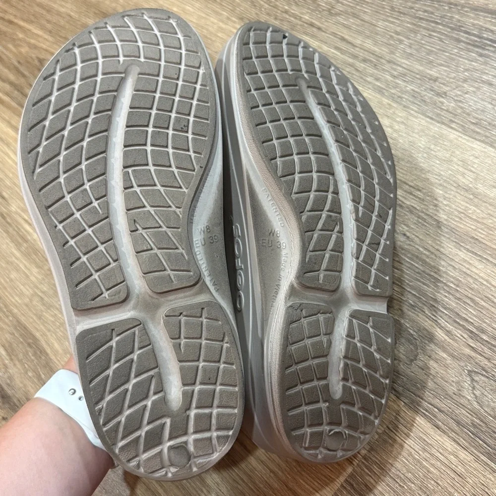 Oofos tan sandals size women’s 8 - Picture 6 of 8